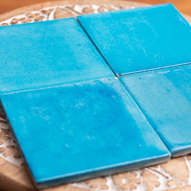 〔10cm×10cm〕ブルーポッタリー ジャイプール陶器の正方形デコレーションタイル水色 インド品質 2 - 1点1点色の濃淡が違うのも、ハンドクラフトならでは。こちらは1：薄水色です。