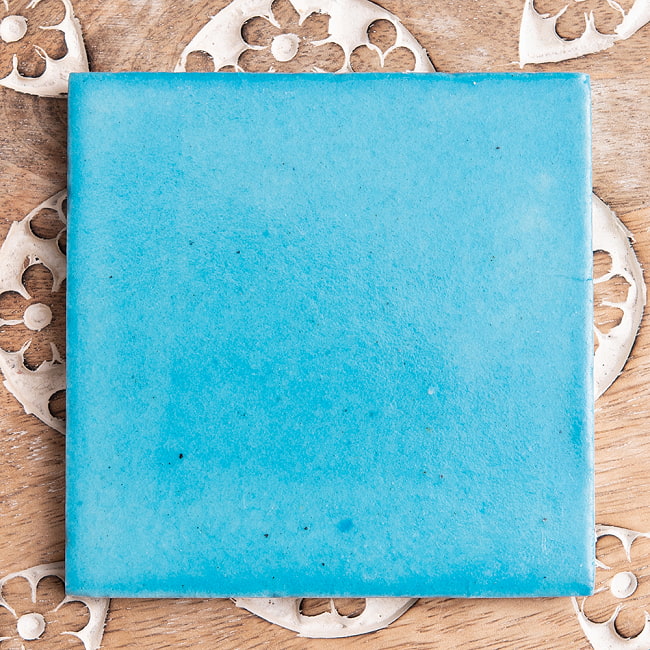 〔10cm×10cm〕ブルーポッタリー ジャイプール陶器の正方形デコレーションタイル水色 インド品質の写真1枚目です。ブルーポッタリーのデコレーションタイルです。キッチン、テーブル、壁やガーデニングなどのデコレーション用としてご利用いただけます。1：薄水色です。陶器,青陶器,ジャイプル,ブルーポッタリー,タイル,ジャイプール,コースター,水晶,クリスタル,DIY,