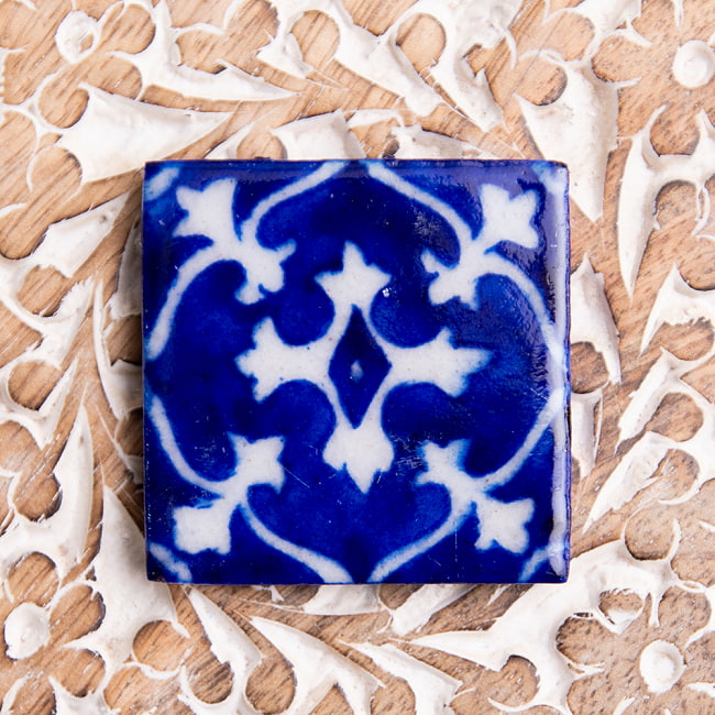 〔4.9cm×4.9cm〕ブルーポッタリー ジャイプール陶器の正方形デコレーションタイル - クロス青の写真1枚目です。ブルーポッタリーのデコレーションタイルです。キッチン、テーブル、壁やガーデニングなどのデコレーション用としてご利用いただけます。陶器,青陶器,ジャイプル,ブルーポッタリー,タイル