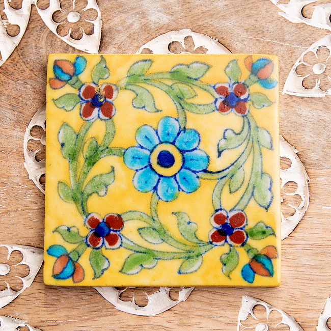 〔10cm×10cm〕ブルーポッタリー ジャイプール陶器の正方形デコレーションタイル 唐草黄の写真