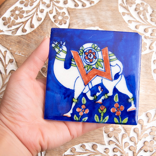 〔10cm×10cm〕ブルーポッタリー ジャイプール陶器の正方形デコレーションタイル 小花青 5 - 手に持ってみました(※以下同シリーズ別柄の場合がございます。)