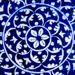 〔大皿 直径：25.5cm〕ブルーポッタリー ジャイプール陶器の円形飾り皿 大輪の花 - サブ2