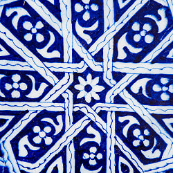 〔大皿 直径：25.5cm〕ブルーポッタリー ジャイプール陶器の円形飾り皿 アラベスク - サブ2