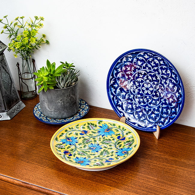 〔大皿 直径：25.5cm〕ブルーポッタリー ジャイプール陶器の円形飾り皿 アラベスク 7 - お部屋を美しく彩ってくれるアイテムです。