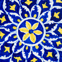 〔大皿 直径：25.5cm〕ブルーポッタリー ジャイプール陶器の円形飾り皿 大花柄 - サブ2