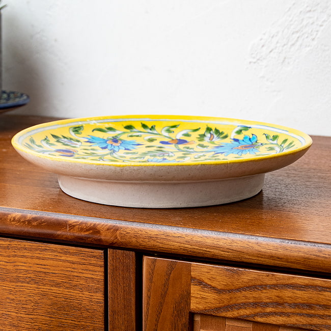 〔大皿 直径：25.5cm〕ブルーポッタリー ジャイプール陶器の円形飾り皿 大花柄 9 - 少し背の高いお皿になっています。