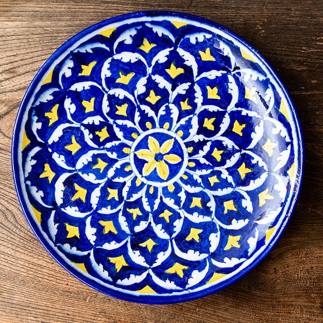 〔大皿 直径：25.5cm〕ブルーポッタリー ジャイプール陶器の円形飾り皿 大花柄の写真1枚目です。ハンドペイントが美しい、ブルーポッタリーの飾り皿です。昔ながらの製法で作られている為、食器向けの品質で作られておりません。飾り皿としてご使用ください。陶器,青陶器,ジャイプル,ブルーポッタリー