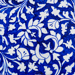 〔大皿 直径：25.5cm〕ブルーポッタリー ジャイプール陶器の円形飾り皿 ボタニカル - サブ2