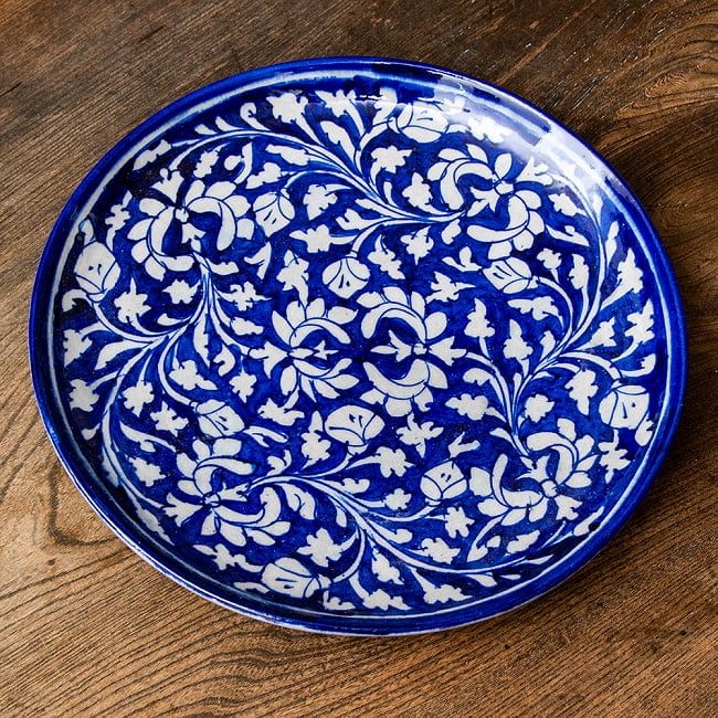 〔大皿 直径：25.5cm〕ブルーポッタリー ジャイプール陶器の円形飾り皿 ボタニカル 4 - 目を奪われる美しいペイントです