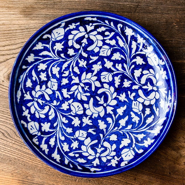 〔大皿 直径：25.5cm〕ブルーポッタリー ジャイプール陶器の円形飾り皿 ボタニカルの写真1枚目です。ハンドペイントが美しい、ブルーポッタリーの飾り皿です。昔ながらの製法で作られている為、食器向けの品質で作られておりません。飾り皿としてご使用ください。陶器,青陶器,ジャイプル,ブルーポッタリー