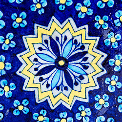 〔大皿 直径：25.5cm〕ブルーポッタリー ジャイプール陶器の円形飾り皿 小花柄 - サブ2