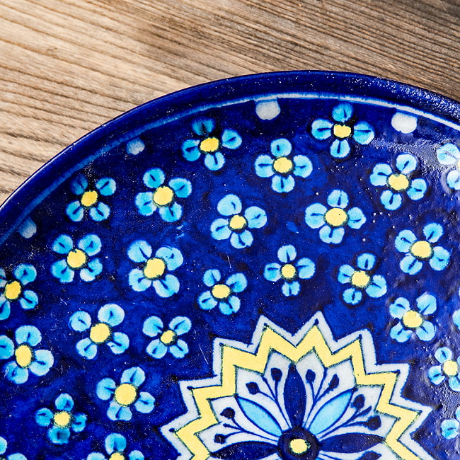 〔大皿 直径：25.5cm〕ブルーポッタリー ジャイプール陶器の円形飾り皿 小花柄 3 - 拡大写真です。つやつやとした光沢感があり、とても美しくペイントされています。