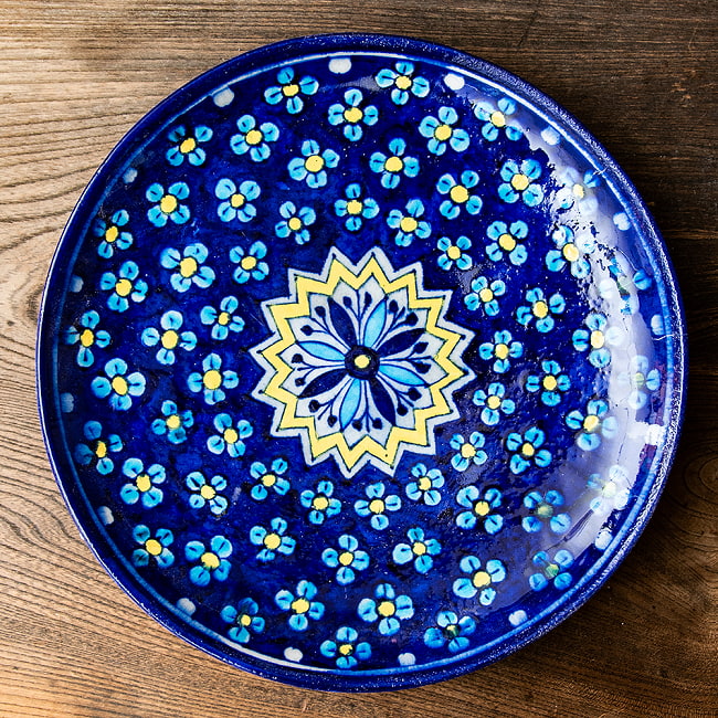 〔大皿 直径：25.5cm〕ブルーポッタリー ジャイプール陶器の円形飾り皿 小花柄の写真1枚目です。ハンドペイントが美しい、ブルーポッタリーの飾り皿です。昔ながらの製法で作られている為、食器向けの品質で作られておりません。飾り皿としてご使用ください。陶器,青陶器,ジャイプル,ブルーポッタリー