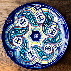 エスニック雑貨のセール品:[日替わりセール品]〔大皿 直径：25.5cm〕ブルーポッタリー ジャイプール陶器の円形飾り皿 螺旋