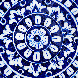 〔中皿 直径：20cm〕ブルーポッタリー ジャイプール陶器の円形飾り皿 大輪 - サブ2