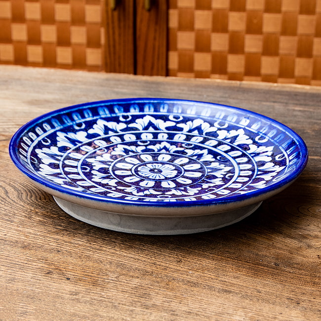 〔中皿 直径：20cm〕ブルーポッタリー ジャイプール陶器の円形飾り皿 大輪 5 - 目を奪われる美しいペイントです