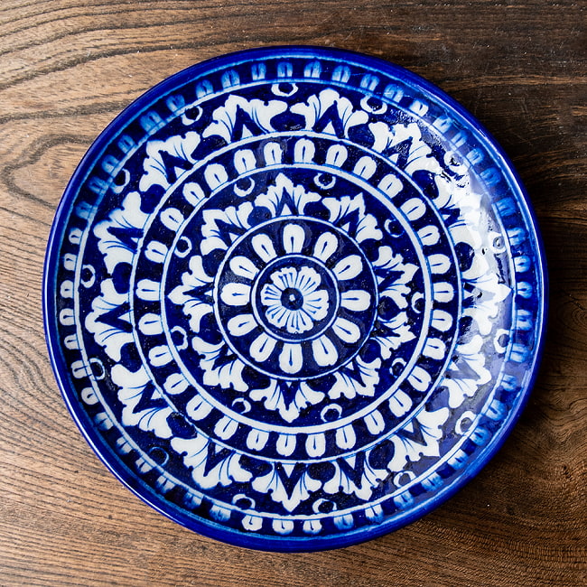 〔中皿 直径：20cm〕ブルーポッタリー ジャイプール陶器の円形飾り皿 大輪の写真1枚目です。ハンドペイントが美しい、ブルーポッタリーの飾り皿です。昔ながらの製法で作られている為、食器向けの品質で作られておりません。飾り皿としてご使用ください。陶器,青陶器,ジャイプル,ブルーポッタリー