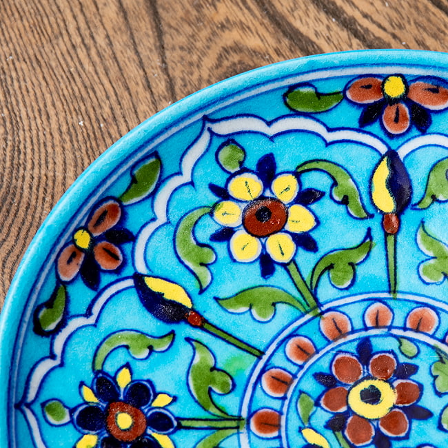 〔中皿 直径：20cm〕ブルーポッタリー ジャイプール陶器の円形飾り皿 花園 3 - 拡大写真です。つやつやとした光沢感があり、とても美しくペイントされています。