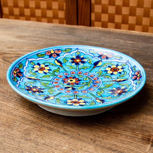 〔中皿 直径：20cm〕ブルーポッタリー ジャイプール陶器の円形飾り皿 花園 5 - 目を奪われる美しいペイントです