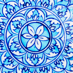 〔中皿 直径：20cm〕ブルーポッタリー ジャイプール陶器の円形飾り皿 大花 - サブ2