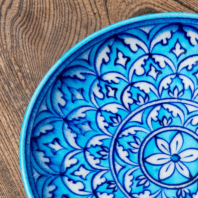 〔中皿 直径：20cm〕ブルーポッタリー ジャイプール陶器の円形飾り皿 大花 3 - 拡大写真です。つやつやとした光沢感があり、とても美しくペイントされています。