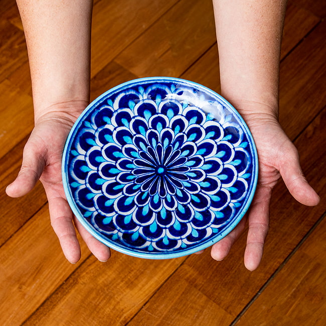 〔中皿 直径：20cm〕ブルーポッタリー ジャイプール陶器の円形飾り皿 大花 7 - これくらいのサイズ感です。