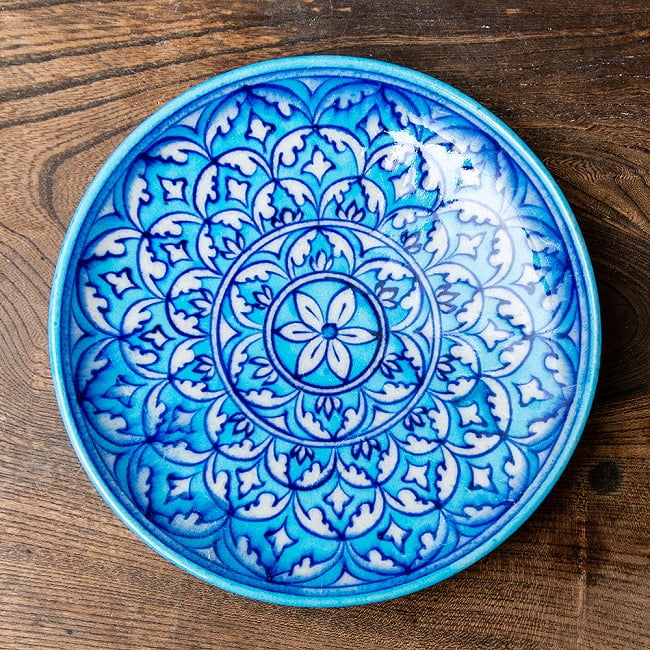 〔中皿 直径：20cm〕ブルーポッタリー ジャイプール陶器の円形飾り皿 大花の写真1枚目です。ハンドペイントが美しい、ブルーポッタリーの飾り皿です。昔ながらの製法で作られている為、食器向けの品質で作られておりません。飾り皿としてご使用ください。陶器,青陶器,ジャイプル,ブルーポッタリー