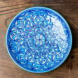インドとアジアの食器・うつわのセール品:[日替わりセール品]〔中皿 直径：20cm〕ブルーポッタリー ジャイプール陶器の円形飾り皿 大花