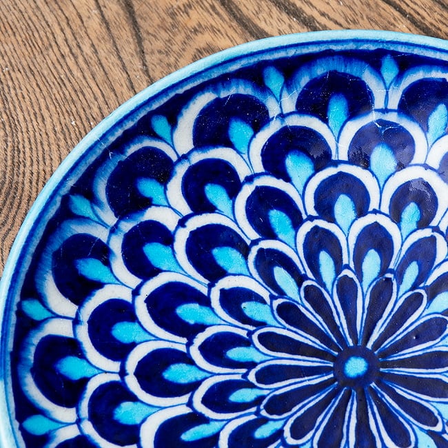 〔中皿 直径：20cm〕ブルーポッタリー ジャイプール陶器の円形飾り皿 孔雀 3 - 拡大写真です。つやつやとした光沢感があり、とても美しくペイントされています。
