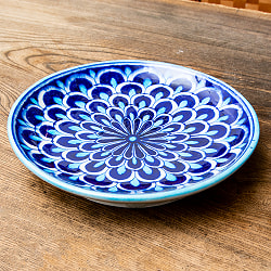 〔中皿 直径：20cm〕ブルーポッタリー ジャイプール陶器の円形飾り皿 孔雀 - サブ5