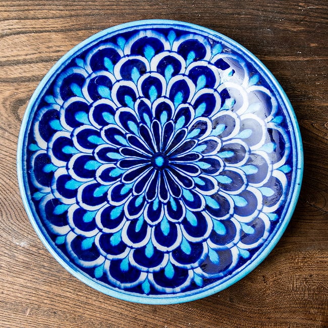 〔中皿 直径：20cm〕ブルーポッタリー ジャイプール陶器の円形飾り皿 孔雀の写真1枚目です。ハンドペイントが美しい、ブルーポッタリーの飾り皿です。昔ながらの製法で作られている為、食器向けの品質で作られておりません。飾り皿としてご使用ください。陶器,青陶器,ジャイプル,ブルーポッタリー