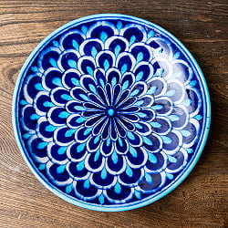 〔中皿 直径：20cm〕ブルーポッタリー ジャイプール陶器の円形飾り皿 孔雀の商品写真