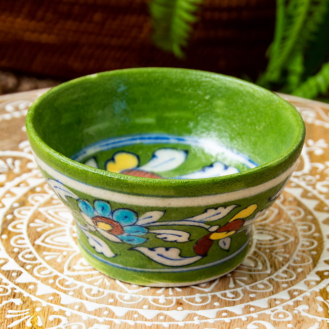 〔お椀型 直径：10.5cm〕ブルーポッタリー ジャイプール陶器の飾り皿の写真1枚目です。ハンドペイントが美しい、ブルーポッタリーの飾り皿です。昔ながらの製法で作られている為、食器向けの品質で作られておりません。飾り皿としてご使用ください。陶器,青陶器,ジャイプル,ブルーポッタリー