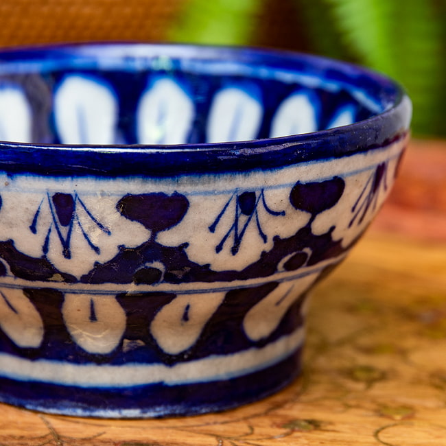 〔お椀型 直径：10.5cm〕ブルーポッタリー ジャイプール陶器の飾り皿 3 - 拡大写真です。つやつやとした光沢感があり、とても美しくペイントされています。