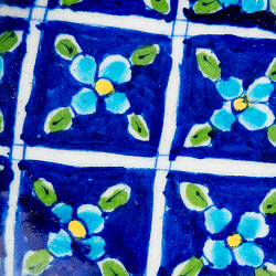 〔小皿 直径：13cm〕ブルーポッタリー ジャイプール陶器の円形飾り皿 - サブ2