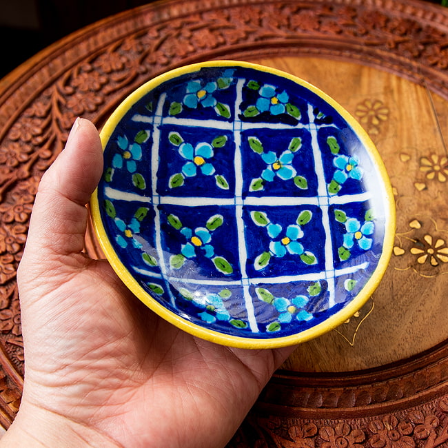 〔小皿 直径：13cm〕ブルーポッタリー ジャイプール陶器の円形飾り皿 6 - 使い勝手のよいサイズ感です。