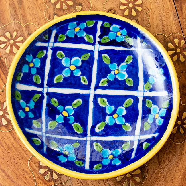 〔小皿 直径：13cm〕ブルーポッタリー ジャイプール陶器の円形飾り皿の写真1枚目です。ハンドペイントが美しい、ブルーポッタリーの飾り皿です。昔ながらの製法で作られている為、食器向けの品質で作られておりません。飾り皿としてご使用ください。陶器,青陶器,ジャイプル,ブルーポッタリー
