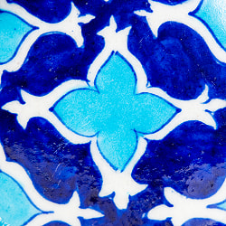 〔小皿 直径：13cm〕ブルーポッタリー ジャイプール陶器の円形飾り皿 - サブ2