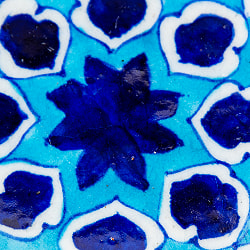 〔小皿 直径：13cm〕ブルーポッタリー ジャイプール陶器の円形飾り皿 - サブ2