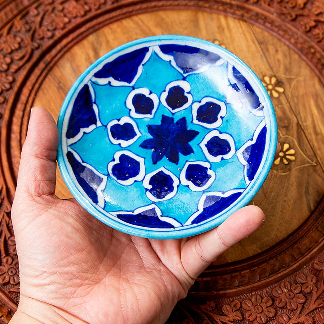 〔小皿 直径：13cm〕ブルーポッタリー ジャイプール陶器の円形飾り皿 6 - 使い勝手のよいサイズ感です。