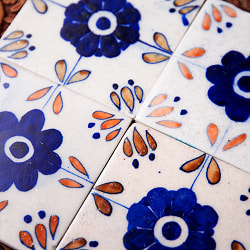 〔10cm×10cm〕ブルーポッタリー ジャイプール陶器の正方形デコレーションタイル 青オレンジ花 - サブ2