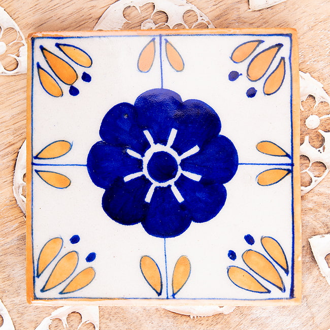 〔10cm×10cm〕ブルーポッタリー ジャイプール陶器の正方形デコレーションタイル 青花とオレンジ枠の写真1枚目です。ブルーポッタリーのデコレーションタイルです。キッチン、テーブル、壁やガーデニングなどのデコレーション用としてご利用いただけます。陶器,青陶器,ジャイプル,ブルーポッタリー,タイル,ジャイプール,コースター,水晶,クリスタル,DIY,