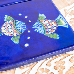 〔10cm×10cm〕ブルーポッタリー ジャイプール陶器の正方形デコレーションタイル 2匹のお魚 - サブ3