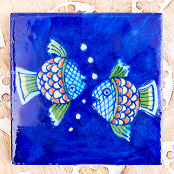 〔10cm×10cm〕ブルーポッタリー ジャイプール陶器の正方形デコレーションタイル 2匹のお魚の商品写真