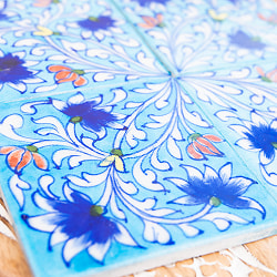 〔10cm×10cm〕ブルーポッタリー ジャイプール陶器の正方形デコレーションタイル 伸びゆく花水色 - サブ2
