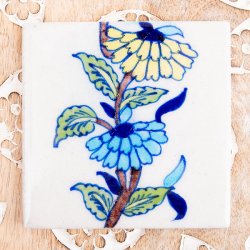 〔10cm×10cm〕ブルーポッタリー ジャイプール陶器の正方形デコレーションタイル 水色と黄色のお花縦 【組合せ可能】(ID-FTNS-171)