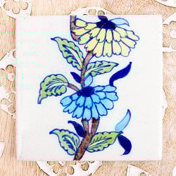 〔10cm×10cm〕ブルーポッタリー ジャイプール陶器の正方形デコレーションタイル 水色と黄色のお花縦 【組合せ可能】