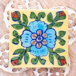 〔7.5cm×7.5cm〕ブルーポッタリー ジャイプール陶器の正方形デコレーションタイル  水色花(ID-FTNS-179)
