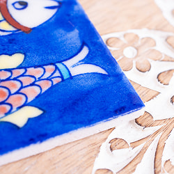 〔7.5cm×7.5cm〕ブルーポッタリー ジャイプール陶器の正方形デコレーションタイル 2匹のおさかな - サブ3