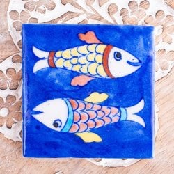 〔7.5cm×7.5cm〕ブルーポッタリー ジャイプール陶器の正方形デコレーションタイル 2匹のおさかな(ID-FTNS-180)